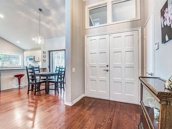 4th image of 126 Fox Glen Cir