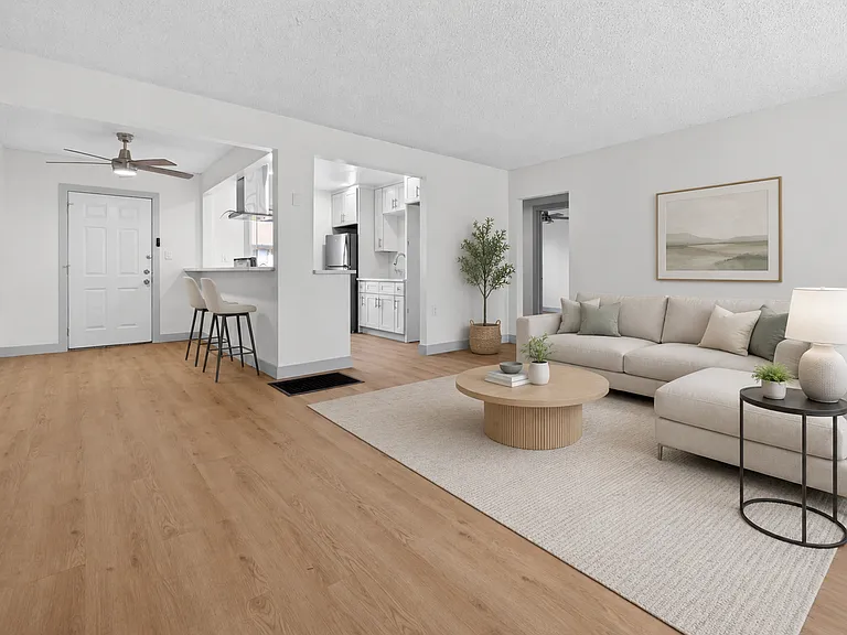 933 Alamitos Ave — Photo 2