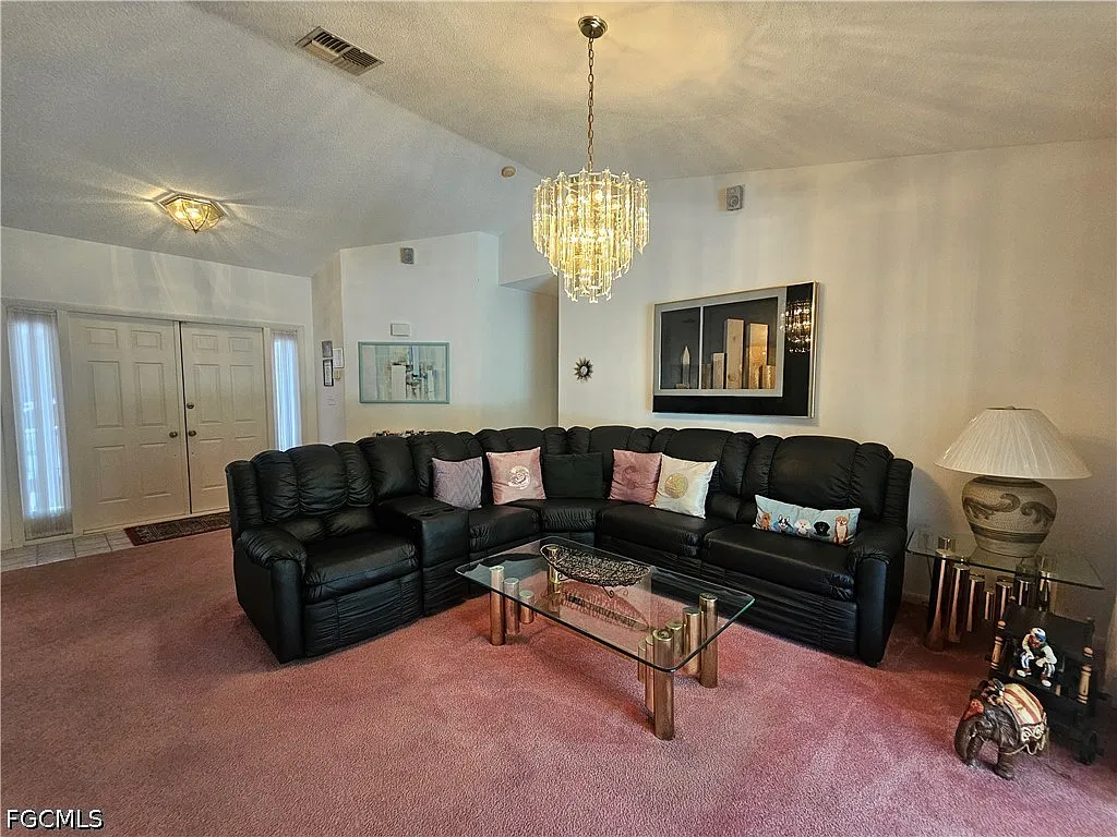 3 bed, 2.0 bath, 1501 sqft, $1,900 — Photo 4