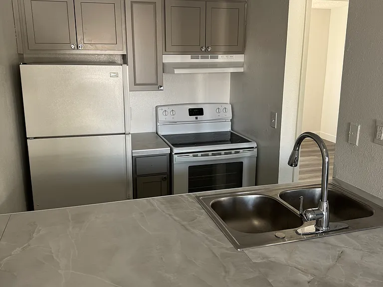 6333 W Maryland Ave #3 — Photo 4