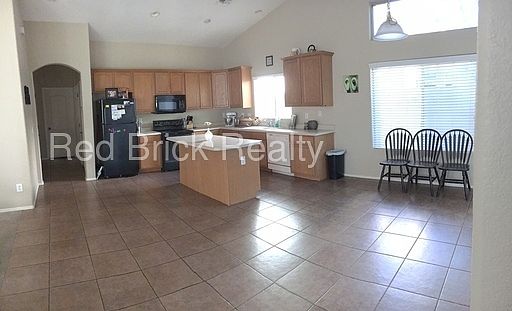 5th image of 952 E Payton St
