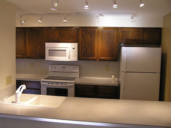 Kitchen w/ breakfast  bar