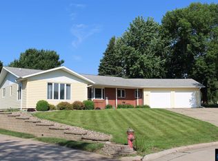 402 Amsterdam Dr SE, Orange City, IA 51041
