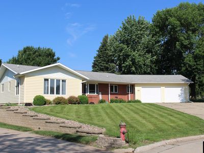 402 Amsterdam Dr SE, Orange City, IA, 51041