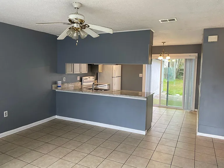 609 Carnathan Ct — Photo 3