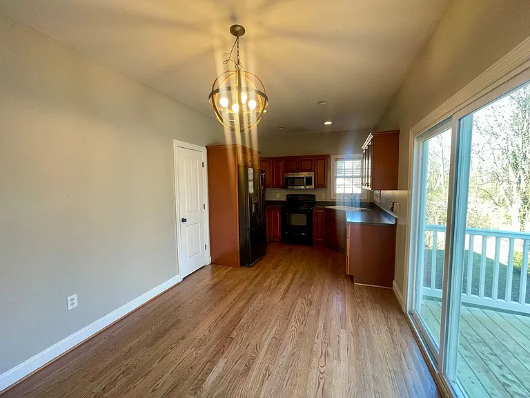 728 Sherman Dr — Photo 4