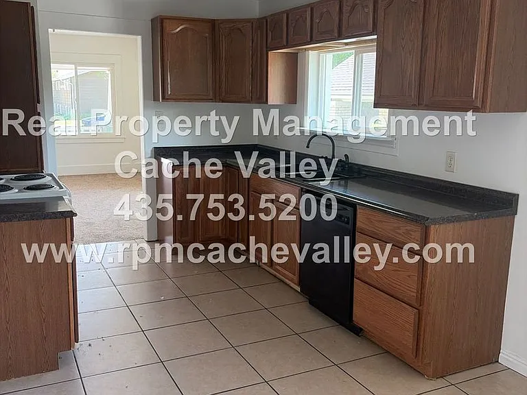 245 E 300 N — Photo 2