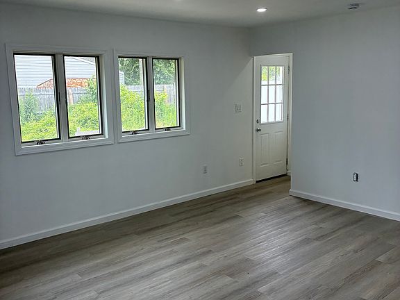 4th image of 9 Boat Ln