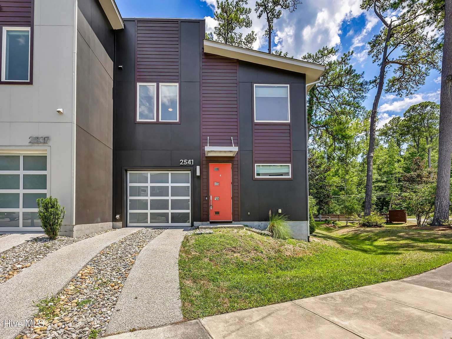 3 bed, 2.5 bath, $2,800 — Photo 2