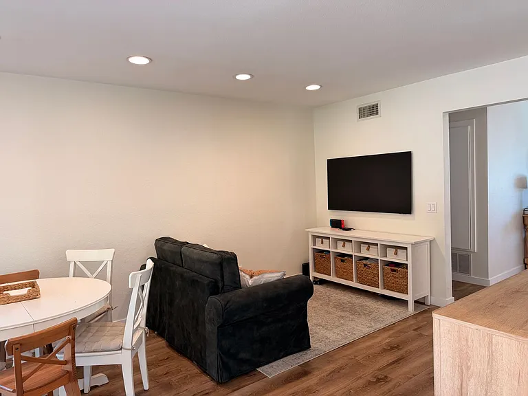5255 Goldenridge Ct — Photo 10