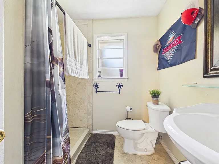1813 Langford St — Photo 26