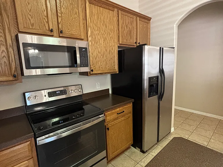Kitchen 15'x18.5'. Stainless Steel Appliances: Microwave, Refrigerator, Range, Dishwasher