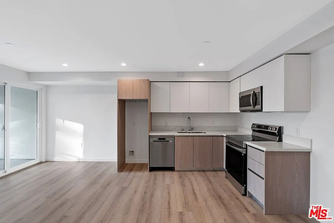1 bed, 1.5 bath, 744 sqft, $2,695 — Photo 2