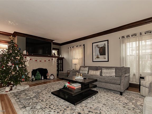 4th image of 1589 Clarence Ave