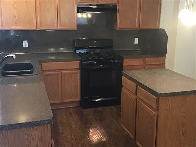 3 bed, 2.0 bath, 1728 sqft, $2,060 — Photo 2