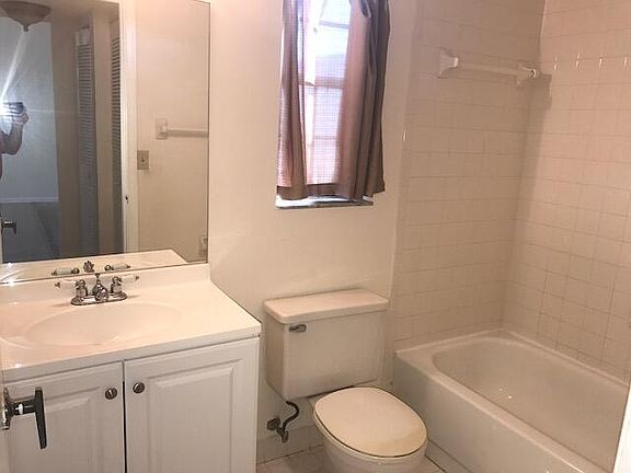 4th image of 2650 Greenwood Ter