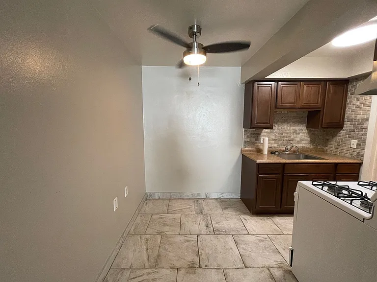 2425 N Oakland Ave — Photo 6