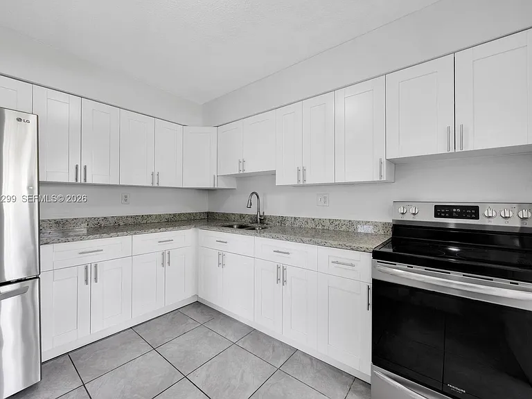 510 SE 12th Ct #6 — Photo 2