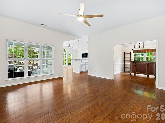3rd image of 124 Huckleberry Ln