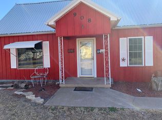908 Plainview Rd, Seymour, TX 76380