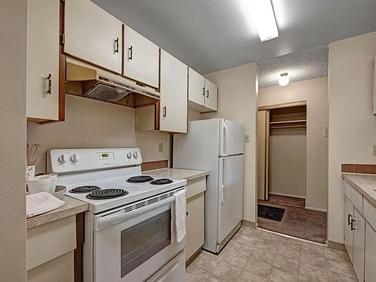 87 Stirling Rd NW — Photo 9
