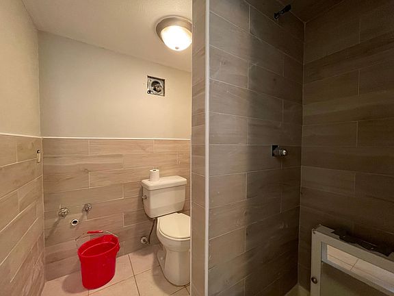 3rd image of 161 Blackford Ave #0