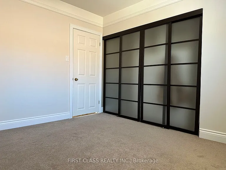 28 Collins Cres #UPPER — Photo 13