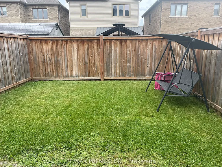 34 Arnold Cres — Photo 17