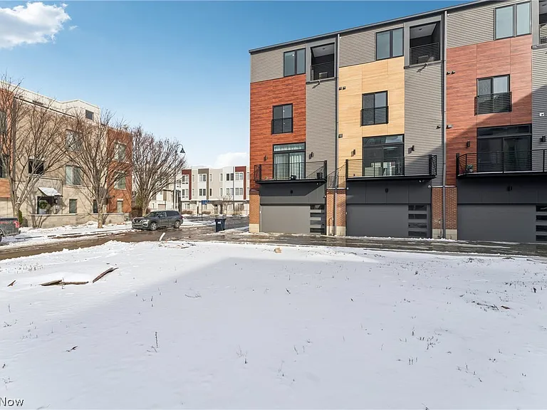 1440 E 15th St — Photo 39