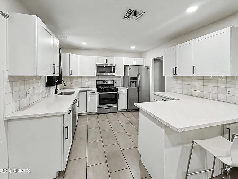 1542 W 5th Pl — Photo 3