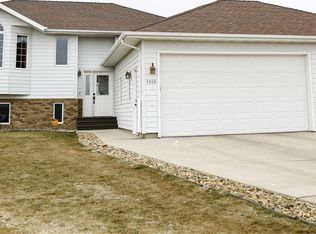 1418 Hiawatha St, Minot, ND 58701