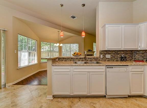 5th image of 409 N Mount Rushmore Dr