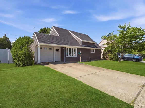 56 Summer Lane, Hicksville, NY 11801