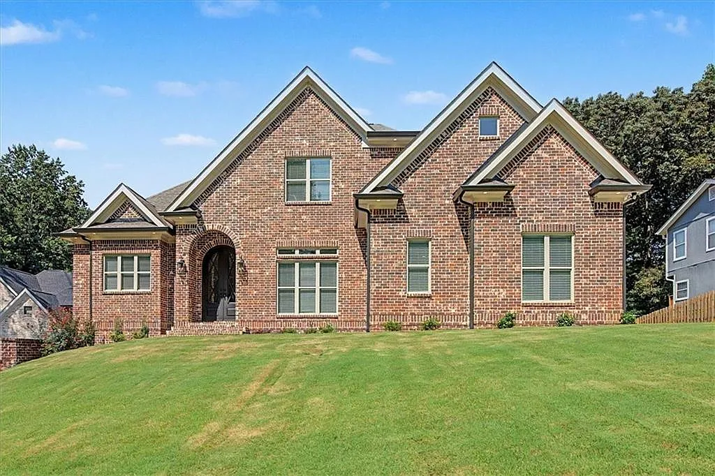 6 bed, 4.0 bath, 5552 sqft, $5,000 — Photo 1