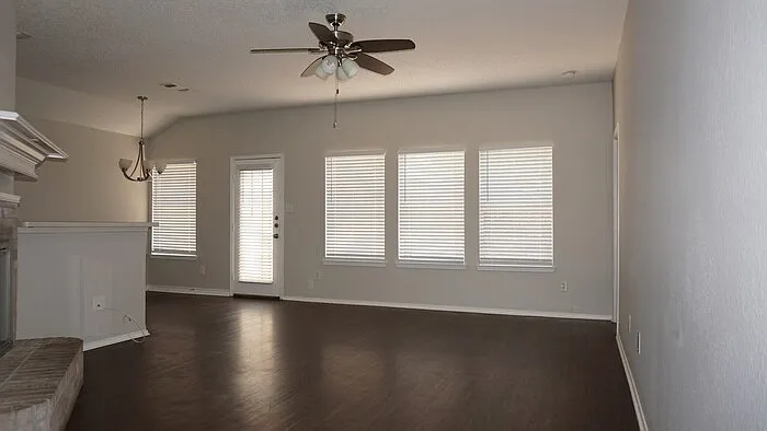 2425 Kelton St — Photo 2
