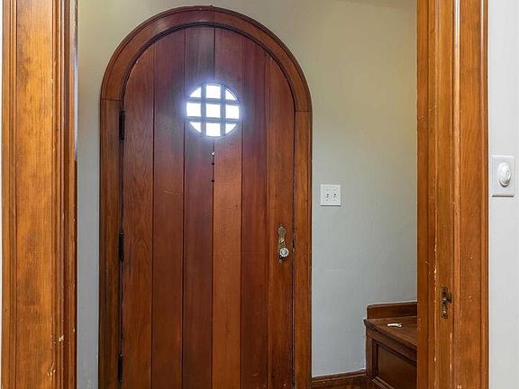 2nd image of 407 E 29th Pl