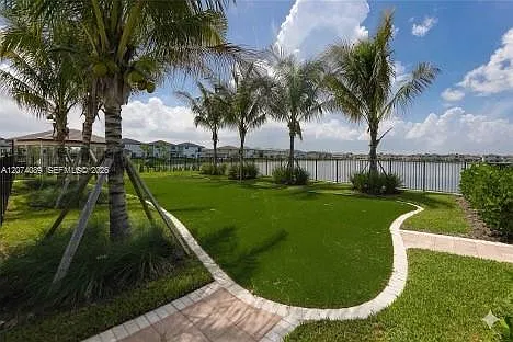5 bed, 4.5 bath, 3627 sqft, $6,900 — Photo 3