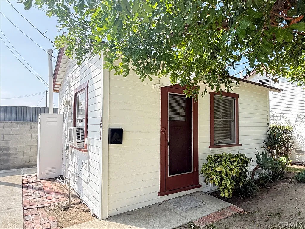Studio, 252 sqft, $1,600 — Photo 2