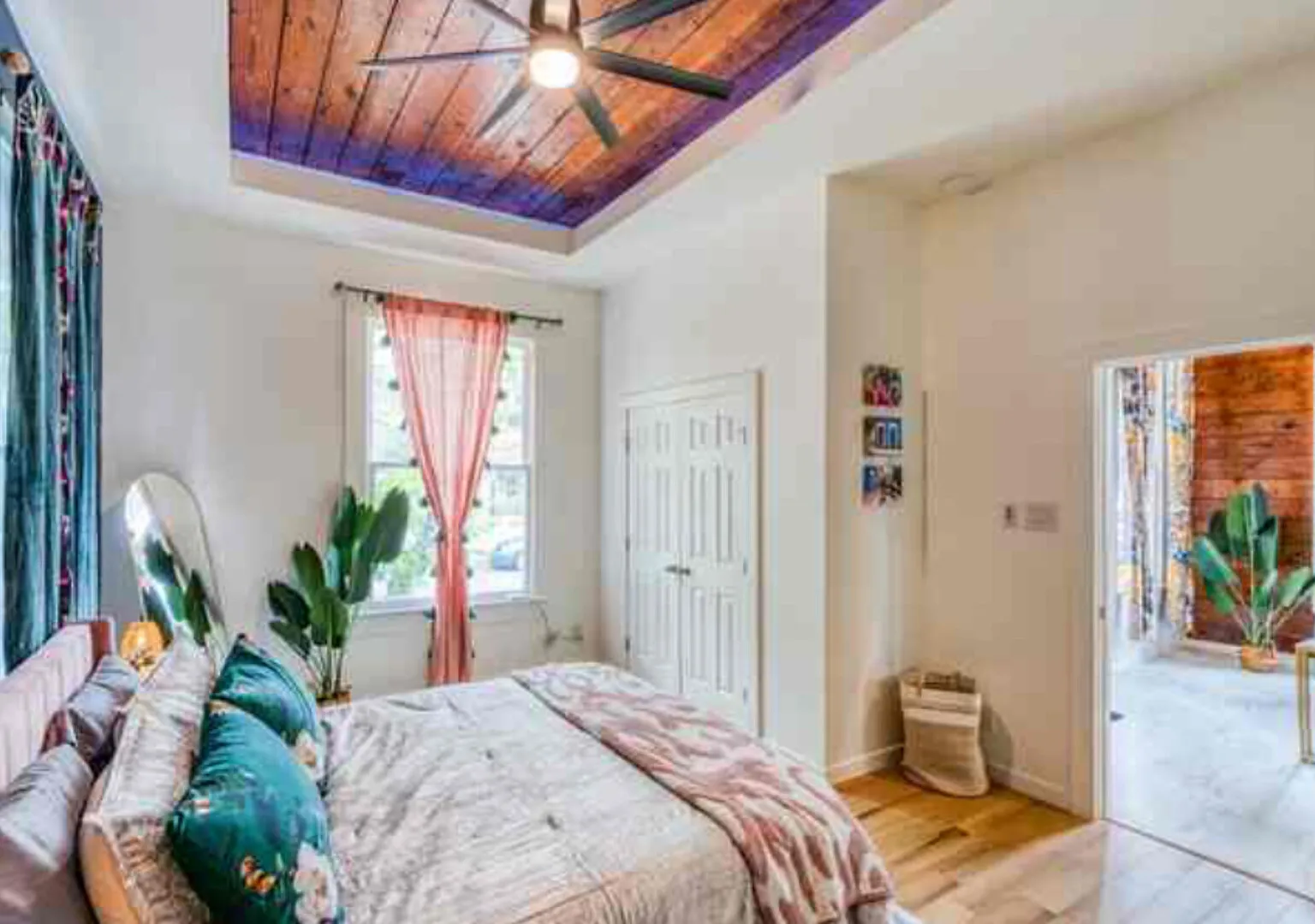 Bright Bungalow Blocks from Riverwalk 2 Bedroom 1 Bath Furnished — Photo 2