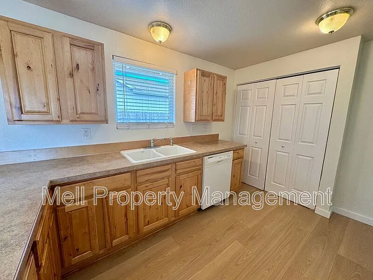 222 E I St — Photo 6