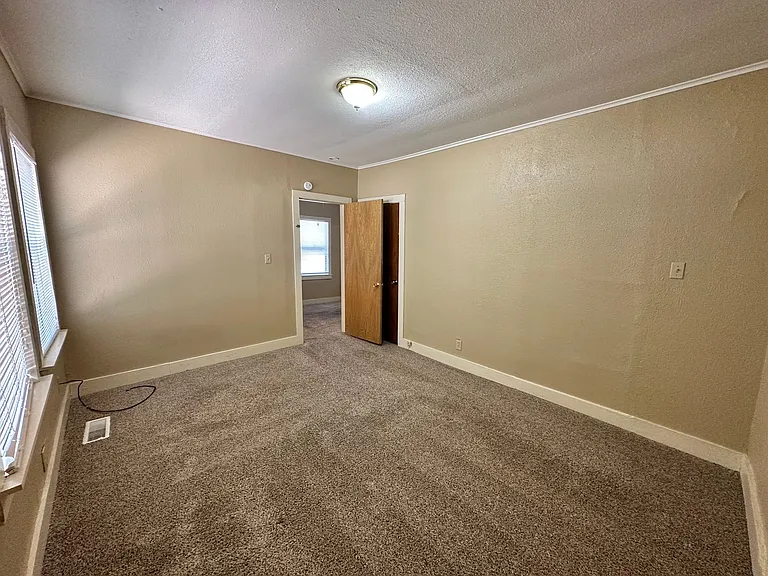 715 Asp Ave — Photo 23