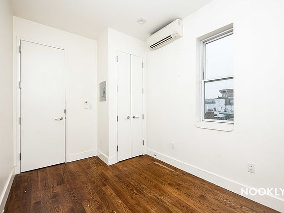 5th image of 945 Willoughby Ave APT 2L