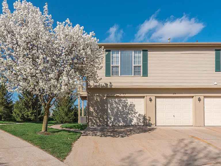 212 Commons Ct — Photo 2