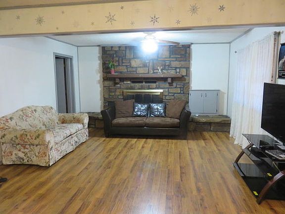 3rd image of 102 Oak Ct