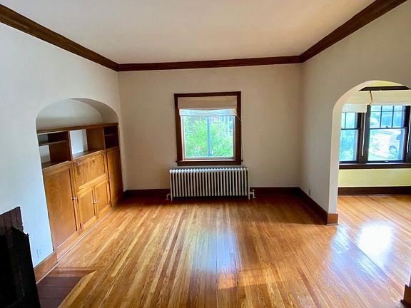 3rd image of 837 Forest Ave
