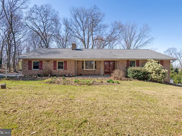 678 Summit Dr, Lancaster, PA 17601