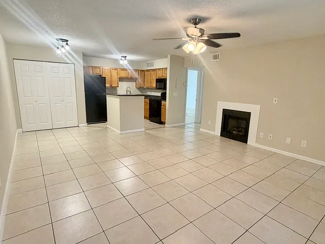 375 Lake Ontario Ct — Photo 4