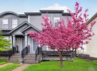22 W Autumn Grn SE, Calgary, AB T3M 0P2