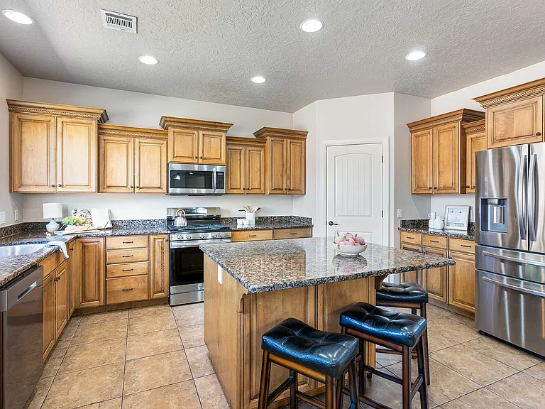 935 E Crooked Creek Dr — Photo 8