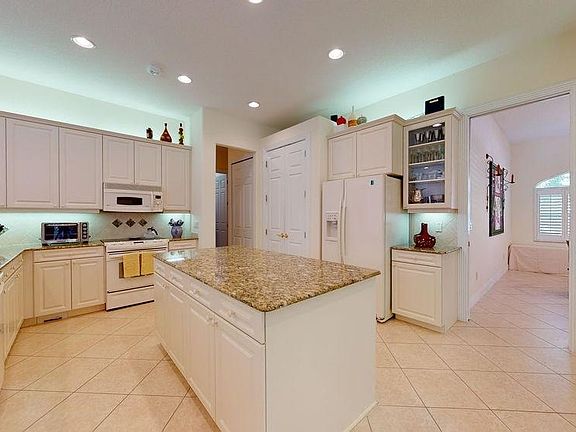 5th image of 46 Eastlake Dr